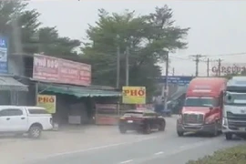 TPHCM: Clip ô tô chạy ngược chiều kéo bụi mù trên ĐT 747B