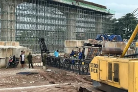 Cần cẩu thi công Vành đai 3 đổ sập, 1 người chết, 1 bị thương nặng