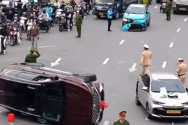 Va chạm liên hoàn ba ô tô, Hyundai Santa Fe lật nghiêng