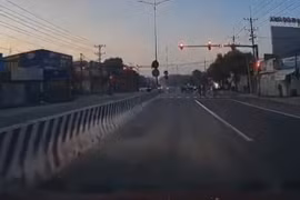 Hình ảnh đoàn xe đạp vượt đèn đỏ trên Quốc lộ 13