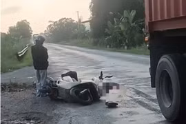 Tây Ninh: Xe máy ngã sau khi sụp ổ gà, xảy ra va chạm với container