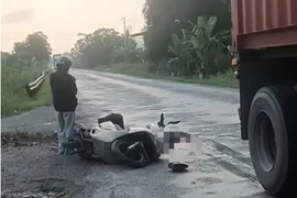 Tây Ninh: Xe máy ngã sau khi sụp ổ gà, xảy ra va chạm với container