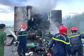 Xe tải chở thư báo bốc cháy trên cao tốc Vân Phong – Nha Trang