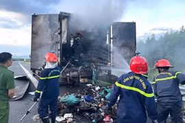 Xe tải chở thư báo bốc cháy trên cao tốc Vân Phong – Nha Trang