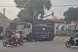 Va chạm giữa xe tải và xe đạp trên đường Phạm Ngọc Thạch