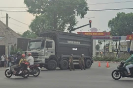 Va chạm giữa xe tải và xe đạp trên đường Phạm Ngọc Thạch