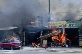 Bình Dương: Chồng đổ xăng dọa vợ, lửa cháy thiêu rụi hai cửa hàng