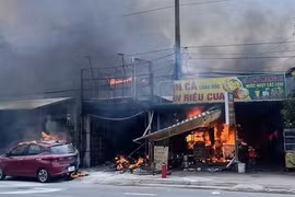 Bình Dương: Chồng đổ xăng dọa vợ, lửa cháy thiêu rụi hai cửa hàng