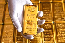 Vàng thế giới "bốc hơi" hàng chục USD, vàng trong nước liệu có giữ vững?