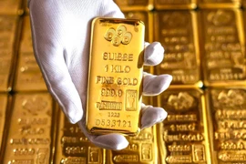 Vàng thế giới "bốc hơi" hàng chục USD, vàng trong nước liệu có giữ vững?