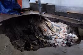 Đà Nẵng: Xuất hiện hố sụt sâu hơn 2m gần khu chung cư Hòa Khánh sau mưa lớn