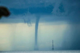 An Giang: Vòi rồng cao hàng trăm mét xuất hiện trên vùng biển Phú Quốc