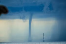 An Giang: Vòi rồng cao hàng trăm mét xuất hiện trên vùng biển Phú Quốc