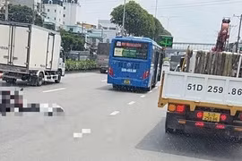 TP HCM: Va chạm với xe buýt, nữ sinh tử vong thương tâm