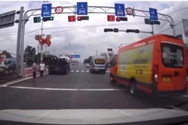 Clip: 5 ô tô nối đuôi nhau vượt đèn đỏ ở TP HCM