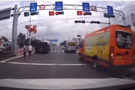 Clip: 5 ô tô nối đuôi nhau vượt đèn đỏ ở TP HCM