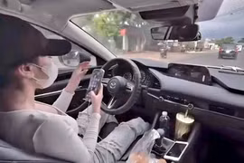 Đắk Lắk: Mời làm việc cô gái đăng clip lái xe buông tay, dùng điện thoại
