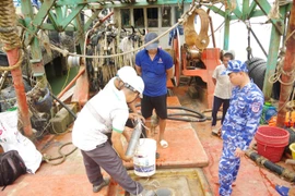 Phát hiện 3 vụ vận chuyển cát và dầu DO không rõ nguồn gốc trên biển