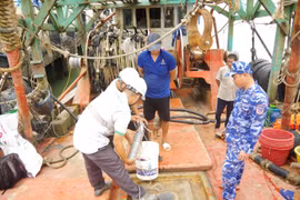 Phát hiện 3 vụ vận chuyển cát và dầu DO không rõ nguồn gốc trên biển