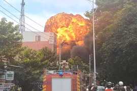 TP HCM: Lửa thiêu rụi nhà xưởng, 1 người tử vong
