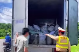 Đồng Nai: Bắt giữ xe tải chở 7 tấn mỡ động vật không rõ nguồn gốc