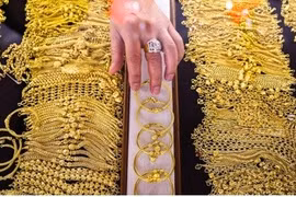  Sáng 4/8, giá vàng trong nước và thế giới tiếp tục neo ở mức cao