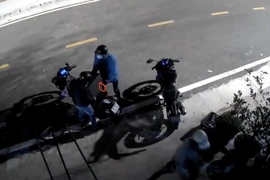 Clip ghi lại nhóm đối tượng phá khóa trộm tài sản ở phường Bình Phước