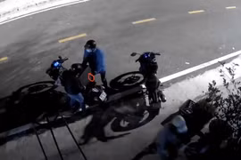 Clip ghi lại nhóm đối tượng phá khóa trộm tài sản ở phường Bình Phước