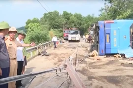 Lào Cai: Mất phanh giữa dốc, xe khách lật khiến nhiều người bị thương