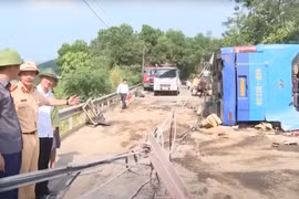 Lào Cai: Mất phanh giữa dốc, xe khách lật khiến nhiều người bị thương