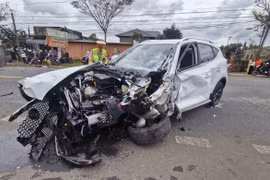 Lâm Đồng: Ô tô chạy tốc độ cao tông trực diện xe tải, 3 người bị thương