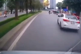 Xác minh vụ ô tô chạy lạng lách trên đường dẫn vào khu đô thị tại Hà Nội