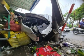 Xe 5 chỗ tông liên hoàn ở trung tâm Đà Nẵng, 2 người nhập viện