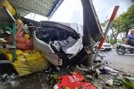 Xe 5 chỗ tông liên hoàn ở trung tâm Đà Nẵng, 2 người nhập viện
