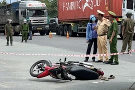 TP HCM: Xe đầu kéo ôm cua va chạm xe máy, một người tử vong