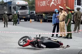 TP HCM: Xe đầu kéo ôm cua va chạm xe máy, một người tử vong