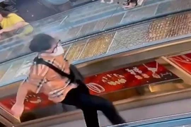 Hai thanh niên cướp tiệm vàng giữa ban ngày ở TP HCM