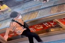 Hai thanh niên cướp tiệm vàng giữa ban ngày ở TP HCM