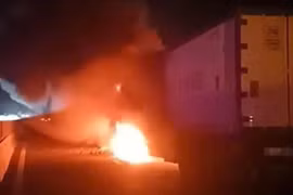 Xe đông lạnh bốc cháy ngùn ngụt trên cao tốc Vĩnh Hảo – Phan Thiết