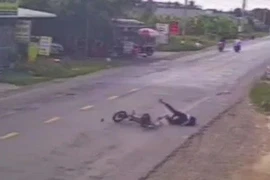 Tây Ninh: Xe đạp điện “độ” rớt bánh giữa quốc lộ, nam sinh ngã lăn ra đường