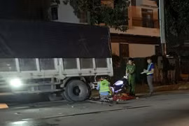 TP HCM: Xe máy tông đuôi xe tải, người đàn ông tử vong tại chỗ