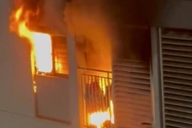 Cháy căn hộ chung cư trên đường Đỗ Xuân Hợp, 3 người nguy kịch