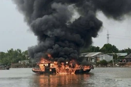 Ghe phát nổ khi đang di chuyển trên sông Cần Giuộc