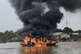 Ghe phát nổ khi đang di chuyển trên sông Cần Giuộc