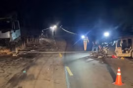 Đà Nẵng: Ô tô con bẹp dúm sau cú tông của xe đầu kéo, 7 người bị thương