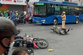 Điều tra vụ ô tô lao lên vỉa hè, tông nhiều xe máy ở Thủ Đức