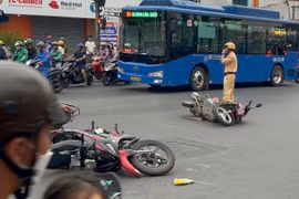Điều tra vụ ô tô lao lên vỉa hè, tông nhiều xe máy ở Thủ Đức