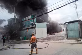 Lửa bao trùm bãi giữ xe ở An Phú Đông, xe khách 45 chỗ cháy rụi