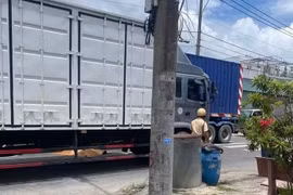 TPHCM: Xe máy chở ba va chạm container, hai mẹ con tử vong