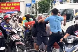 TPHCM: Công an vào cuộc vụ cụ ông bị đánh tới tấp tại giao lộ